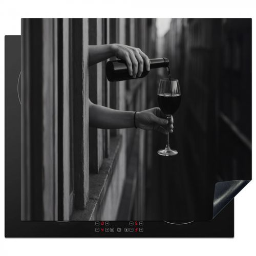 Protezione piano induzione - Bottiglia di vino - Vetro - Mani - Finestra