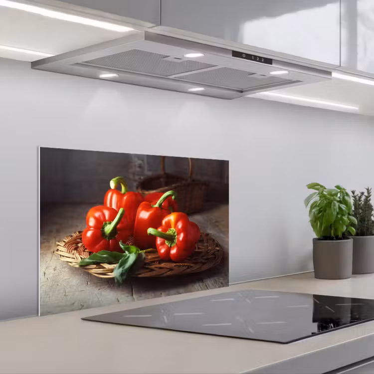 Paraschizzi cucina - Quattro peperoni rossi su un cesto di vimini — 1