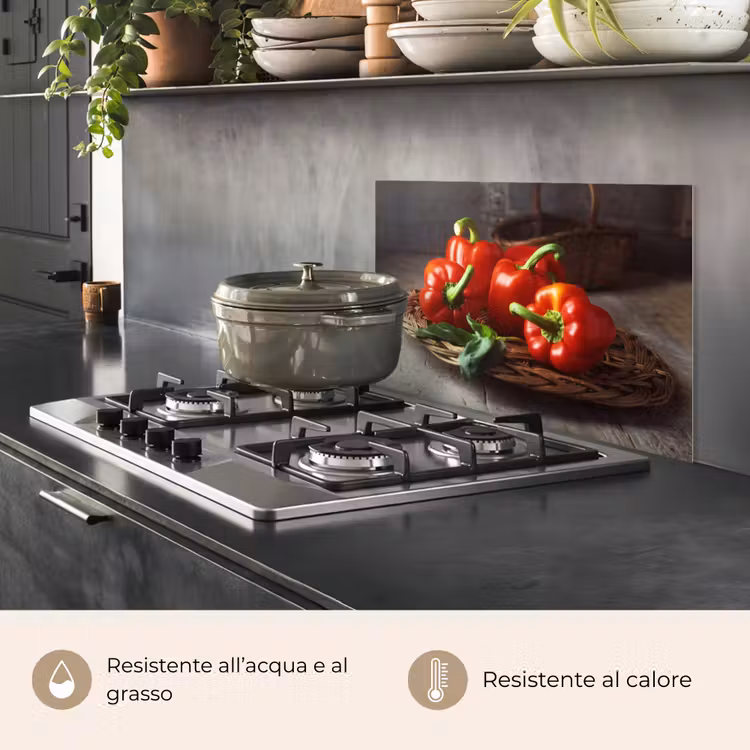 Paraschizzi cucina - Quattro peperoni rossi su un cesto di vimini — 2
