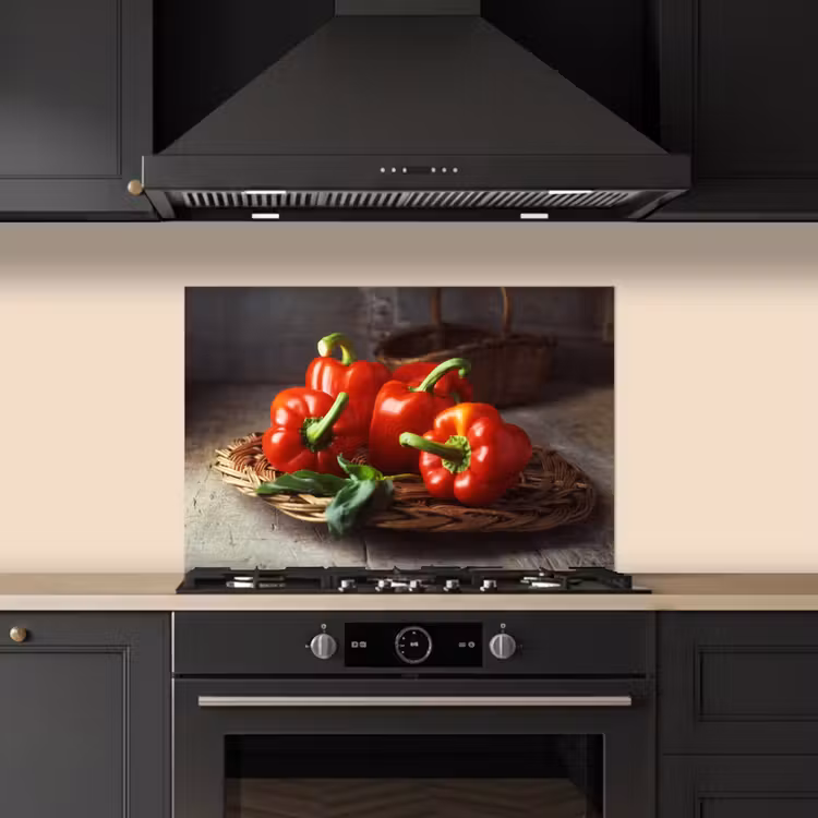 Paraschizzi cucina - Quattro peperoni rossi su un cesto di vimini — 5