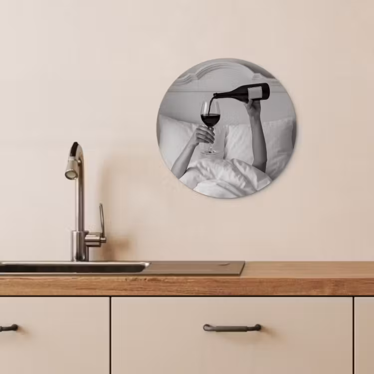 Quadro rotondo - Lenzuola - Braccia - Vino - Bicchiere — 4
